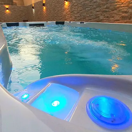 Daire Luxurious With Heated Pool Jacuzzi *