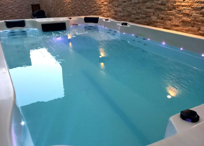 Luxurious With Heated Pool Jacuzzi *
