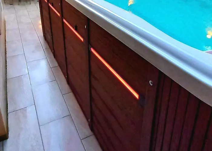 Luxurious With Heated Pool Jacuzzi Appartement