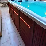 Luxurious With Heated Pool Jacuzzi アパート