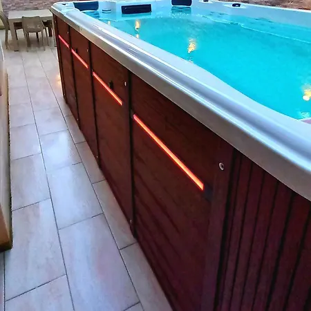 Luxurious With Heated Pool Jacuzzi Daire