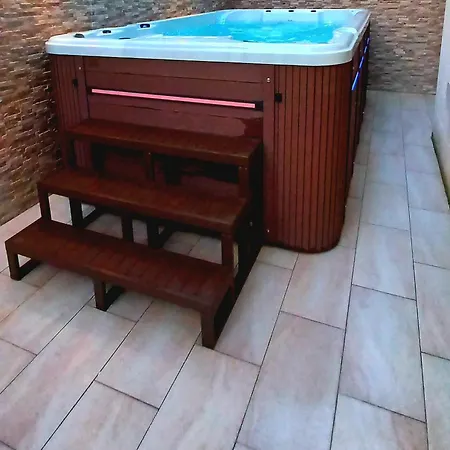 Luxurious With Heated Pool Jacuzzi Apartament *