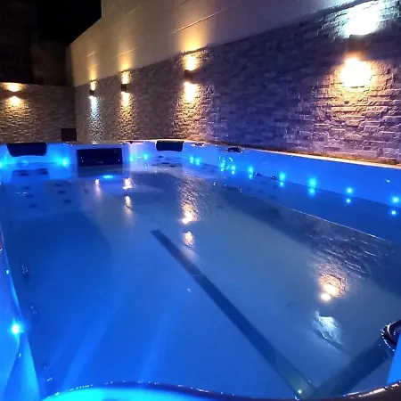 Luxurious With Heated Pool Jacuzzi Fontana